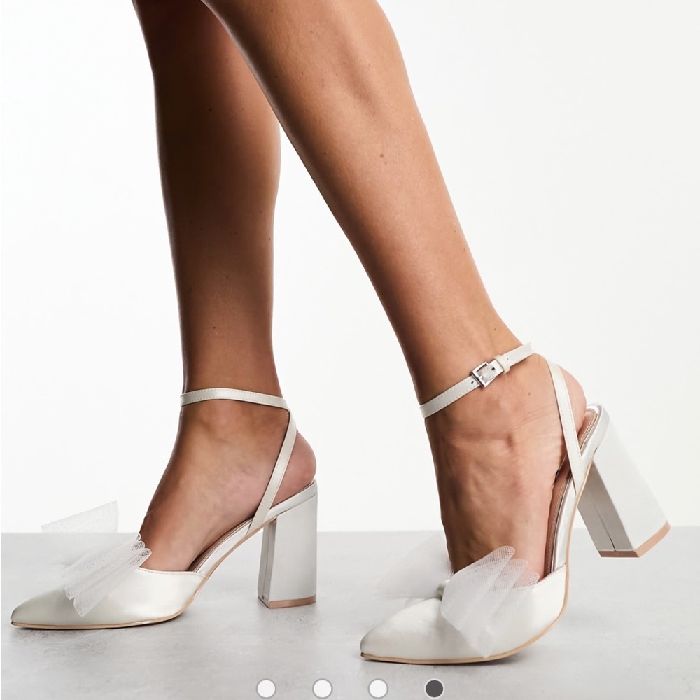 White/ivory stain heels with mesh bow